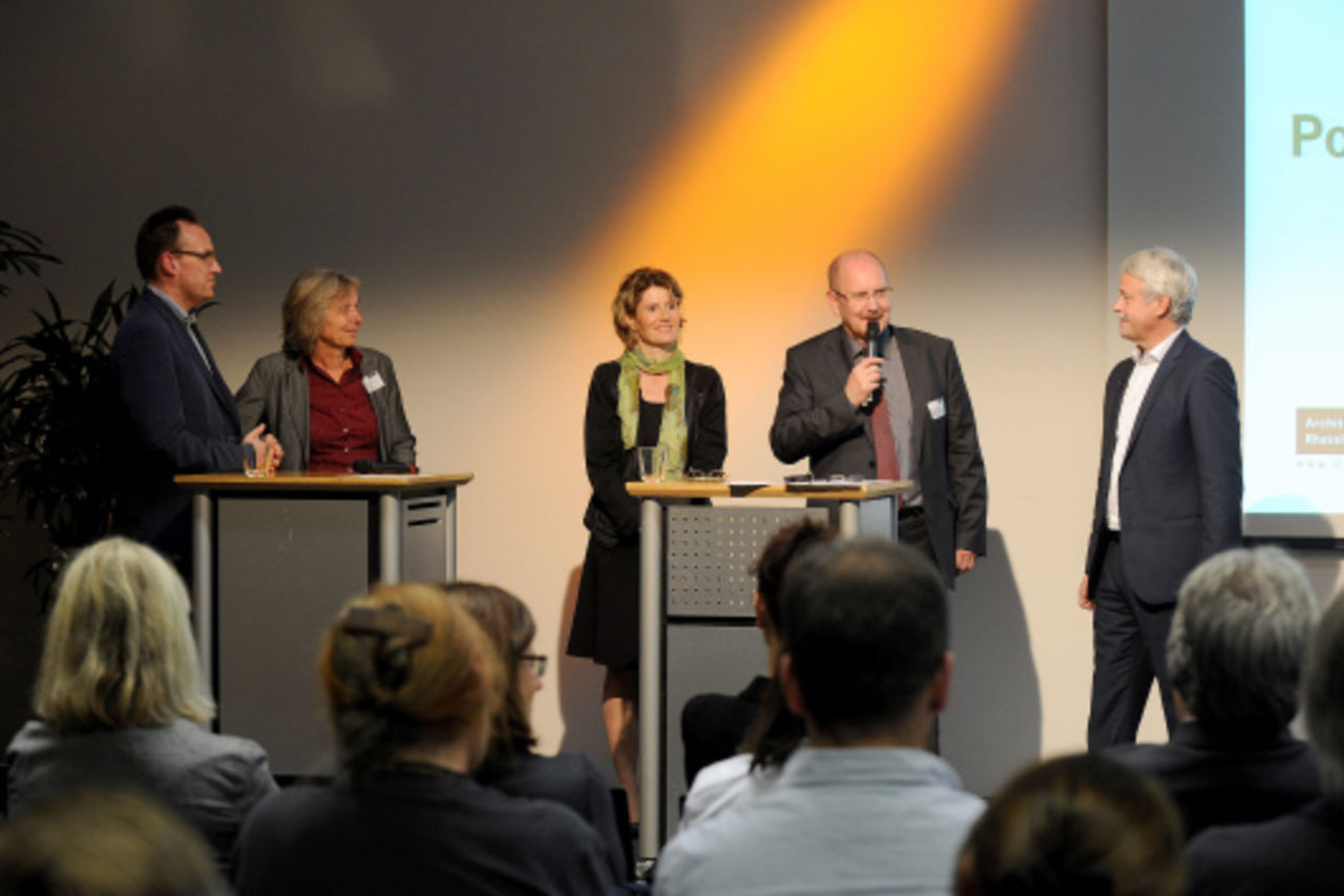 Foto: Diskussionsrunde mit Dr. Lars-Arvic Brischke, Dr. Uta von Winterfeld, Ministerin Eveline Lemke, Präsident Gerold Reker und Moderator Volker Angres.