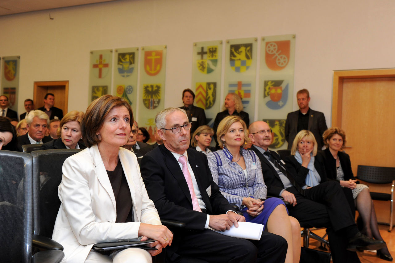 Foto: Ministerpräsidentin Malu Dreyer, Peter Adrian, Julia Klöckner und Gerold Reker in der ersten Rihe
