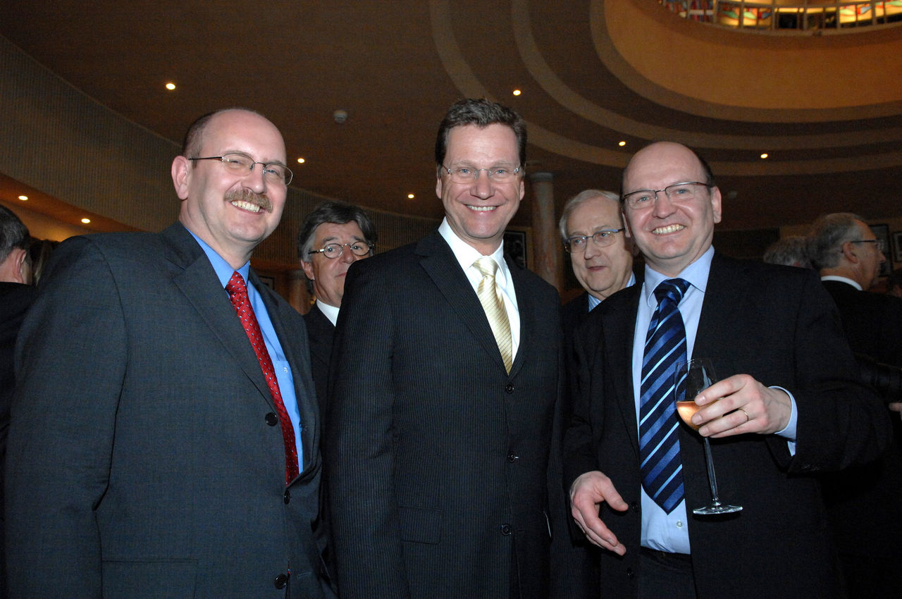 Foto: Dr. Guido Westerwelle lachend von den Vizepräsidenten Reker und Eichler umrahmt