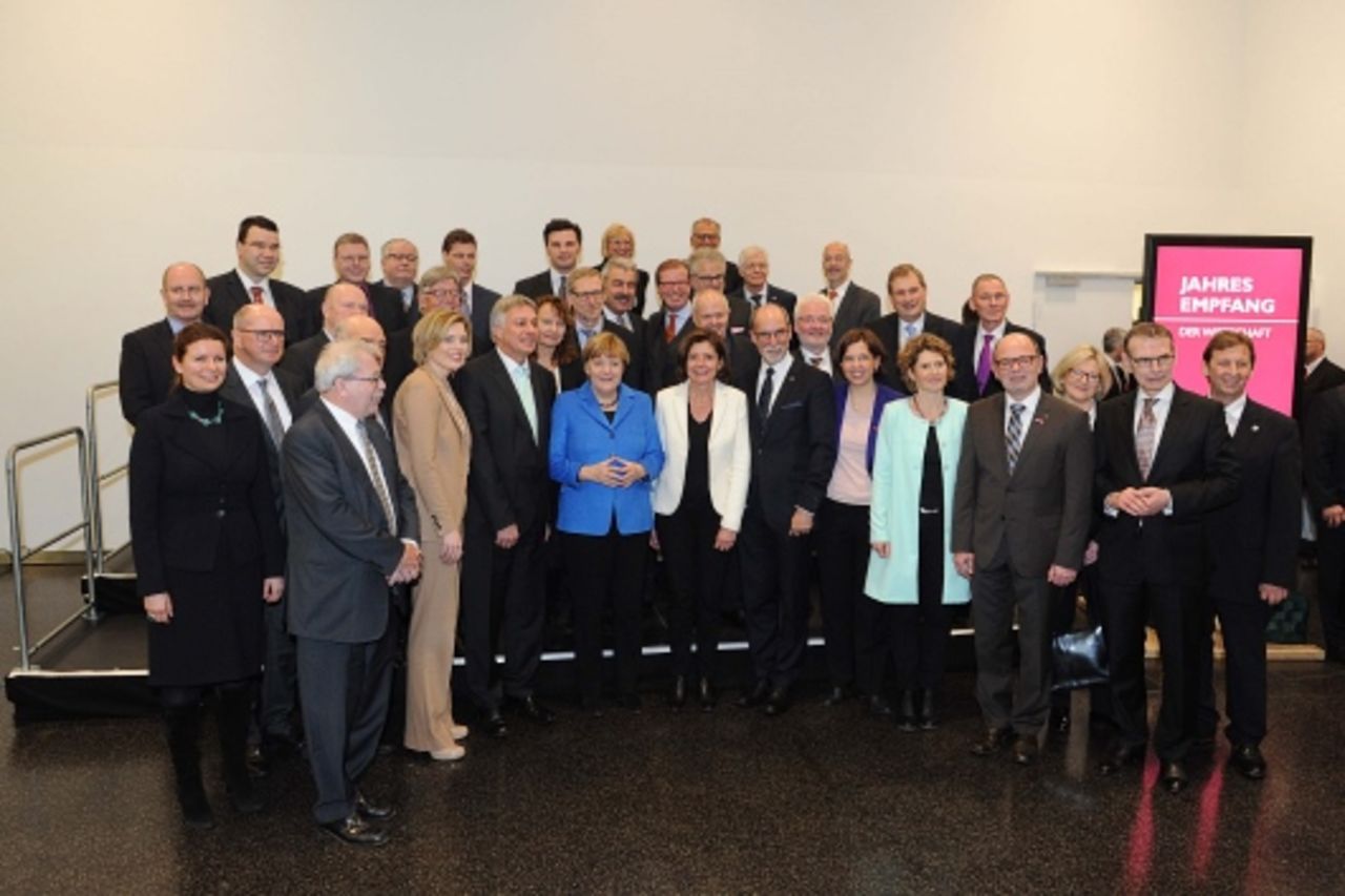 Foto: Gruppenbild mit Bundeskanzlerin, Politikern aus Rheinland-Pfalz und Vertretern der Kammern