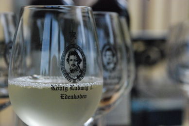 Weinglas von Edenkoben gefüllt mit Weißwein