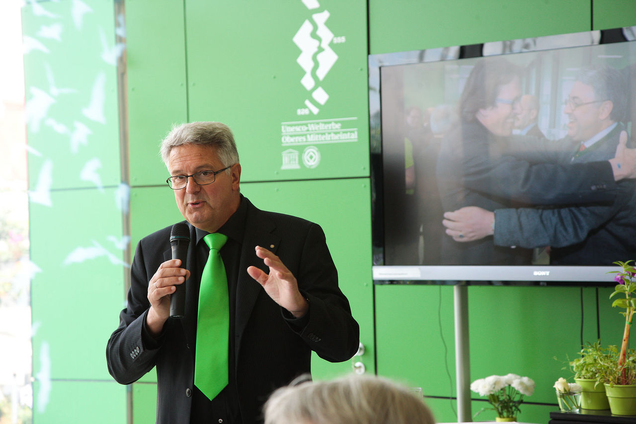 Kammerpräsident Architekt Stefan Musil vor grüner Wand mit passender Krawatte