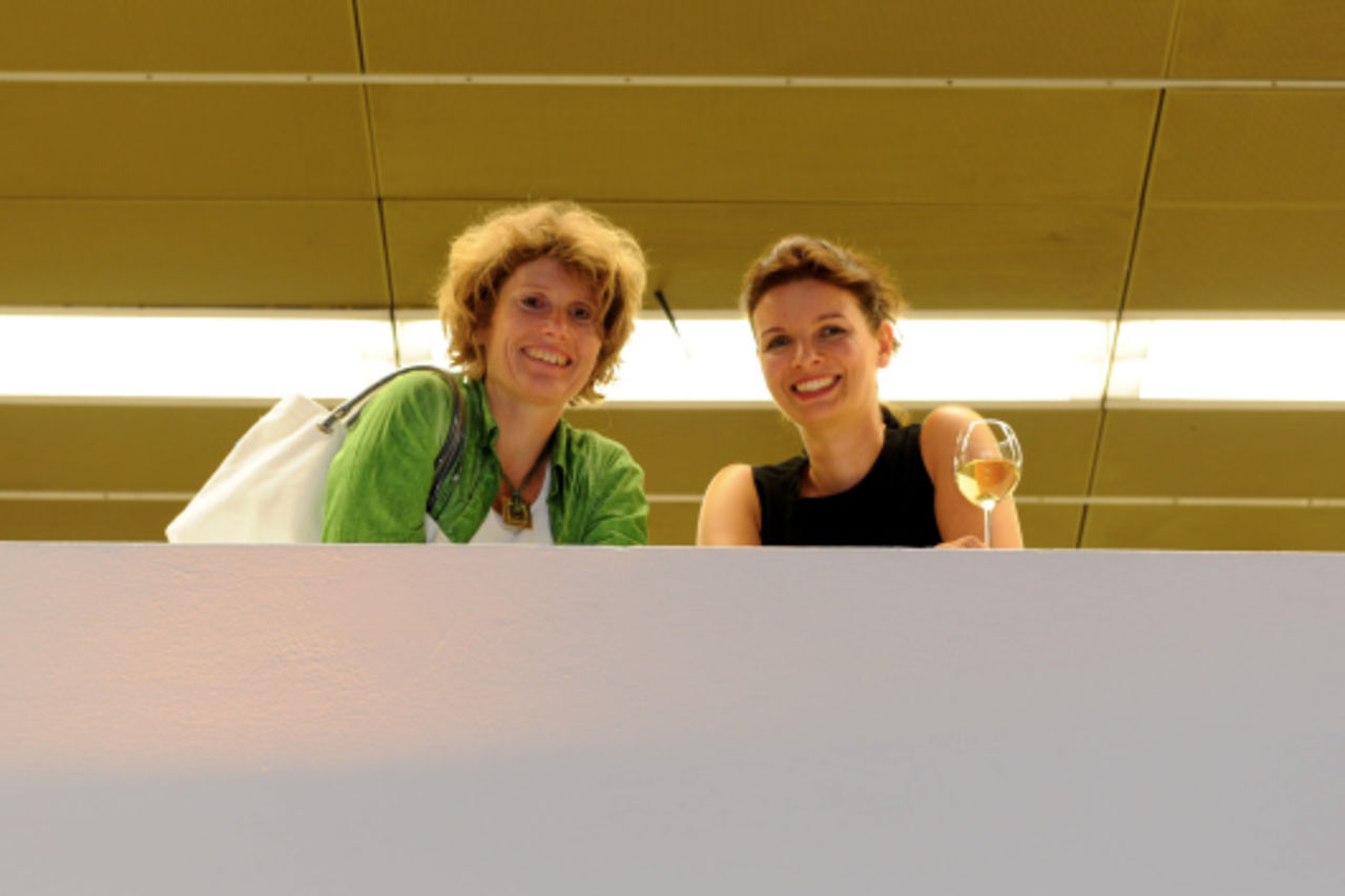 Foto: Ministerin Eveline Lemke und Hauptgeschäftsführerin Dr. Elena Wiezorek zusammen auf der Galerie des Zentrum Baukultur