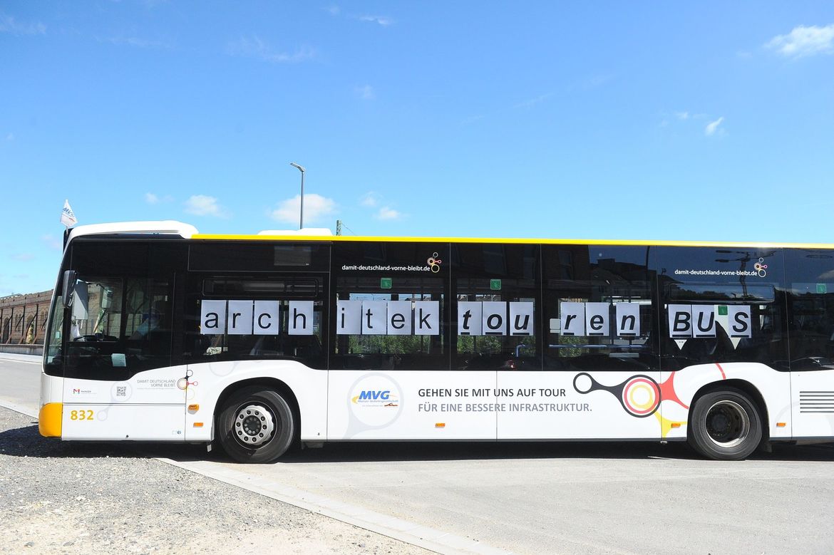 Ansicht eines mvg-Buses, in den Fenstern sind Plakate mit der Aufschrift architektouren Bus.