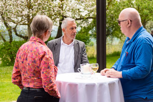 Im Austausch: Ina Seddig, Kammerpräsident Joachim Rind, Achim Gehbauer