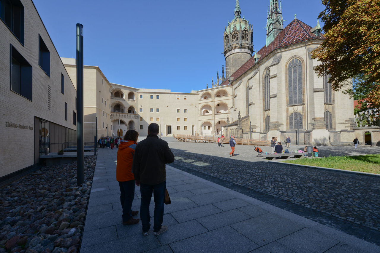Blick auf die Schlosskirche Wittenberg und umliegende Gebäude.
