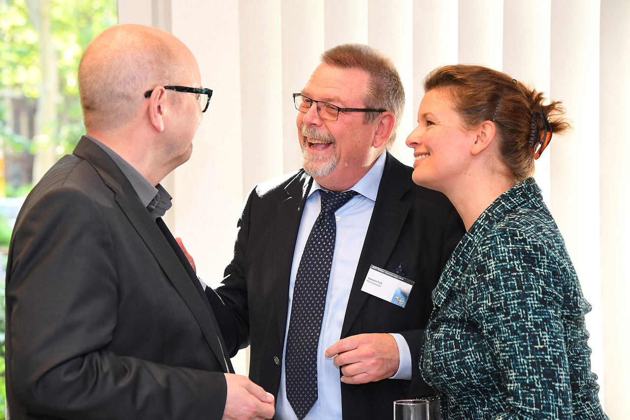 Kammerpräsident Gerold Reker im Austausch mit Rechtsanwalt Valentin Fett und Hauptgeschäftsführerin Dr. Elena Wiezorek