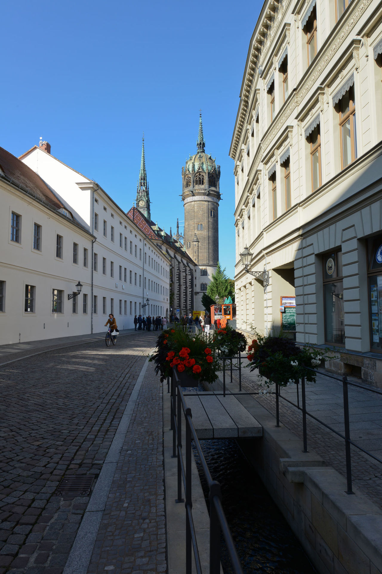 Blick auf die Schlosskirche Wittenberg durch eine Häuserflucht.