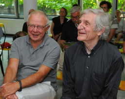 Günther Franz, Ehrenmitglied der Architektenkammer Rheinland-Pfalz (links), und Prof. Jobst Kowalewsky, auf der Bank sitzend und lachend.
