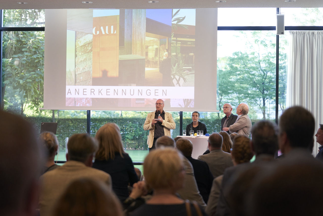 Blick aus dem Publikum auf die Gesprächsrunde, im Hintergrund das Weingut Karl-Heinz Gaul, Grünstadt Sausenheim
