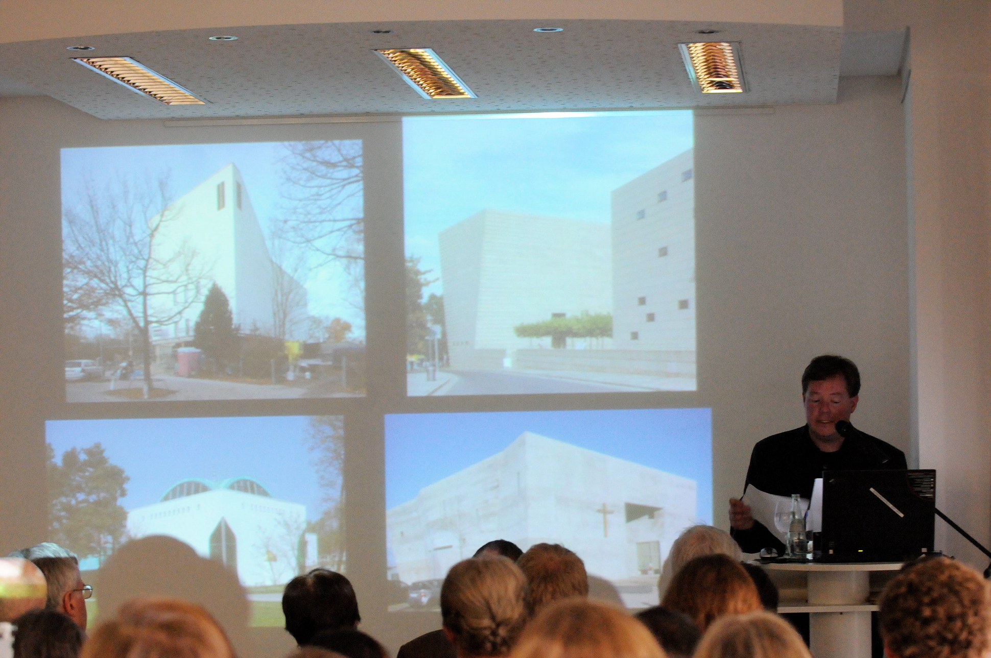 Dr.-Ing. Ulrich Knufinke referiert über Synagogenarchitektur und Kirchenbau.