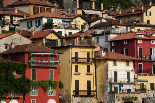 Foto: Idyllische Dichte - Blick auf das enge Häusermeer einer süditalienischen Altstadt am Hang