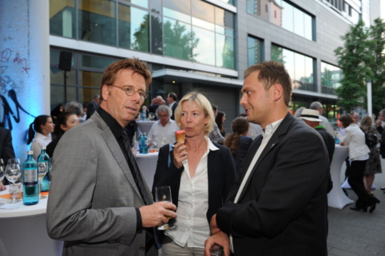 Foto: Finanzminister Dr. Carsten Kühl, Staatsministerin Doris Ahnen und Daniel Köbler, Fraktionsvorsitzender Bündnis 90 / Die Grünen, im Gespräch.