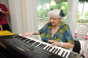 Foto: Seniorin am Keyboard im Wohnprojekt "Gemeinsam statt einsam", Pirmasens