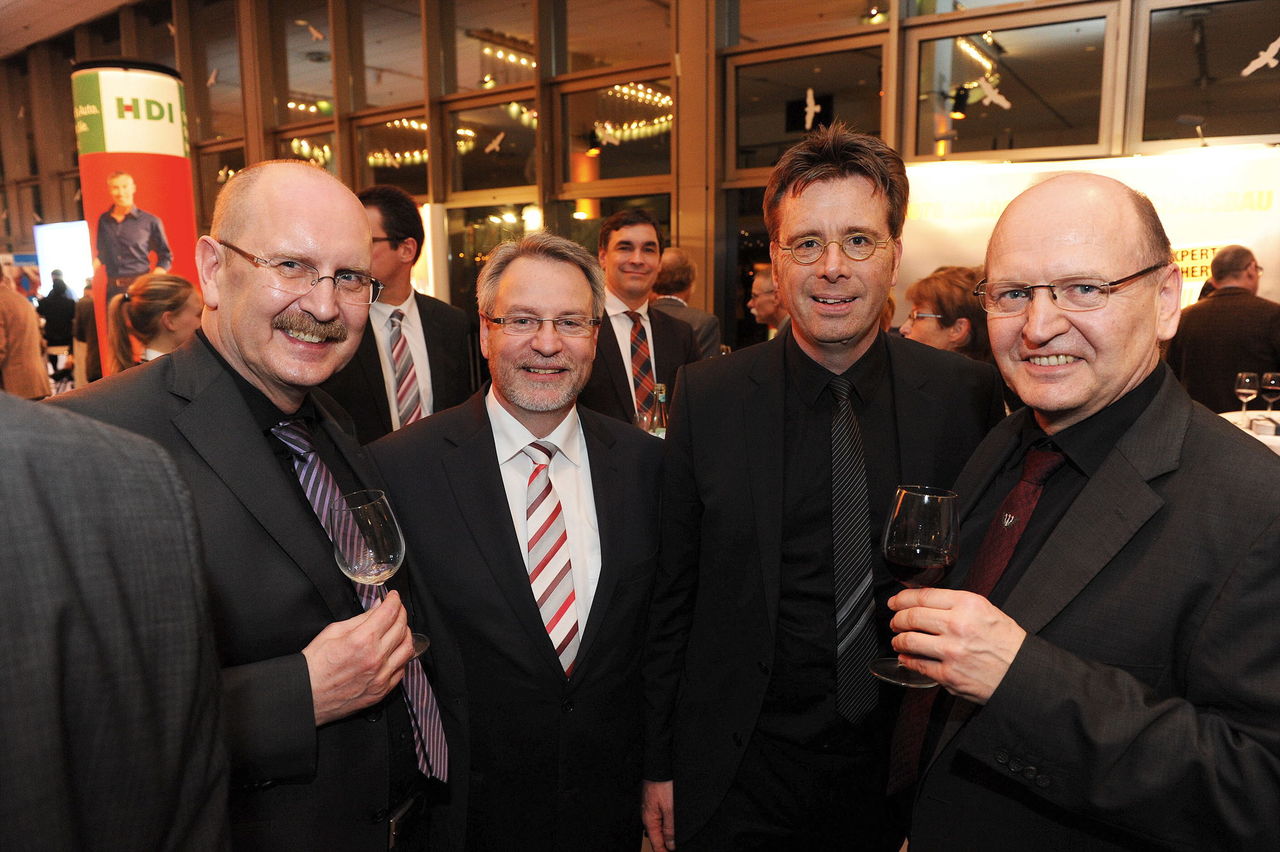 Foto: Am Stand der VHV Versicherungen sind der Rheinland-pfälzische Finanzminister Dr. Carsten Kühl ( mitte rechts ) Kammerpräsident Gerold Reker ( links ) und Vizepräsident Ernst Echler ( rechts )  