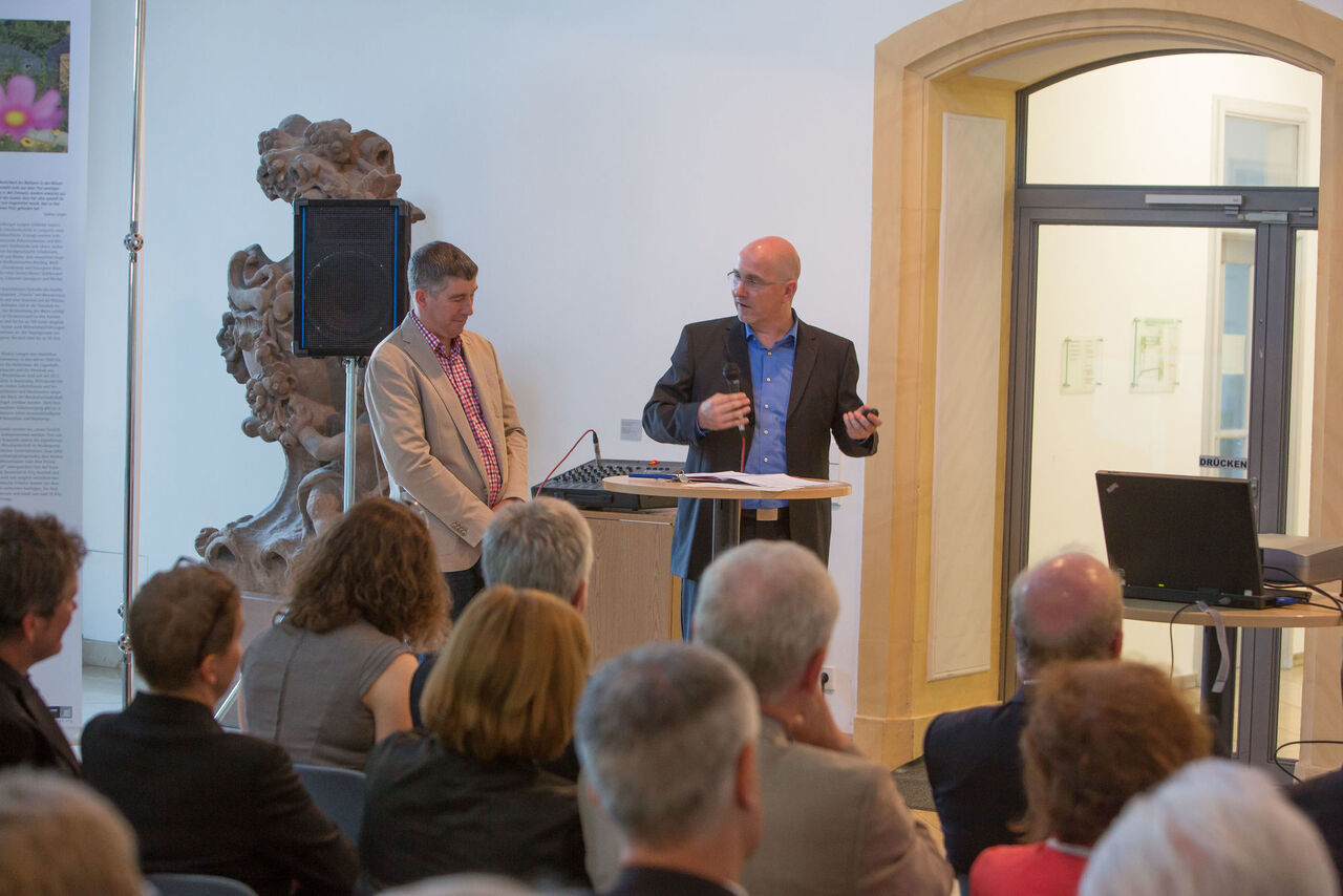 Das WeinKulturgut Longen-Schlöder in Longuich hat mit seinen Winzerhäusern des Architekten Matteo Thun aus Mailand nicht nur einen von vier Architekturpreisen Wein 2013 gewonnen. Auch die mediale Aufmerksamkeit ebbt seit der Eröffnung im Sommer 2012 nicht ab. Die Ausführungsplanung sowie die Beratung vor Ort hatte das Büro Stein Hemmes Wirtz aus Kasel übernommen. Das Projekt wurde vom Architekten Thomas Hemmes und dem Bauherrn Markus Longen vorgestellt.