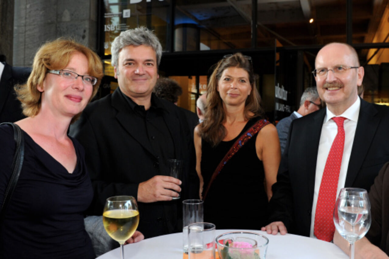 Foto: Tabea Rößner, MdB, Thomas Dang, Nicole Florschütz und Kammerpräsident Gerold Reker vor dem Zentrum Baukultur