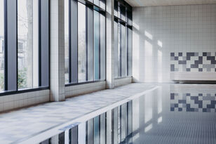 Foto: Magdalena Bumb-Rübsam, Bumb-Rübsam, Landau Fenster_Schwimmhalle