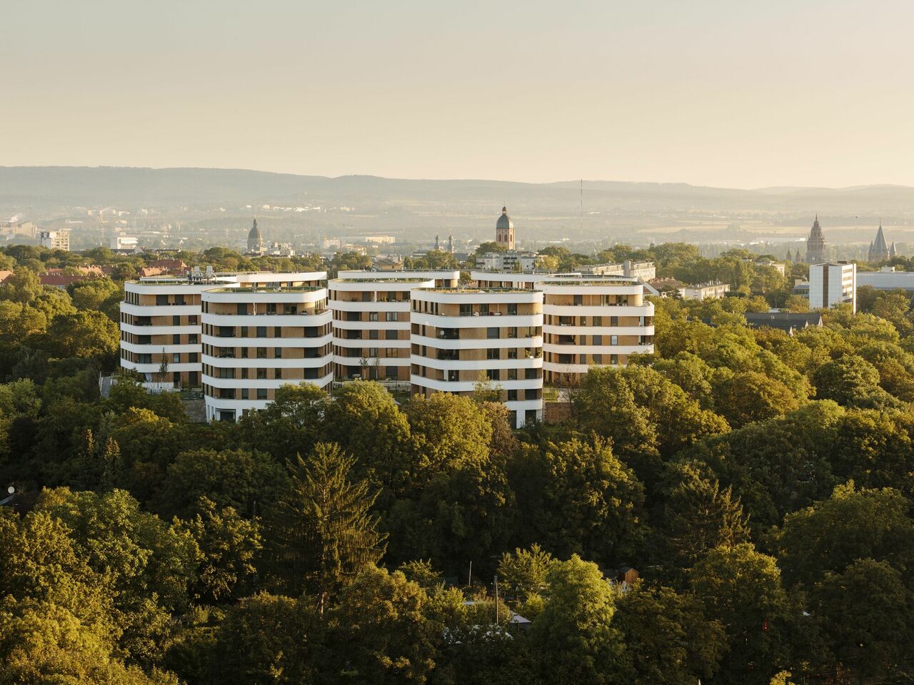 Blick auf das Quartier mit der Stadtsilhouette von Mainz