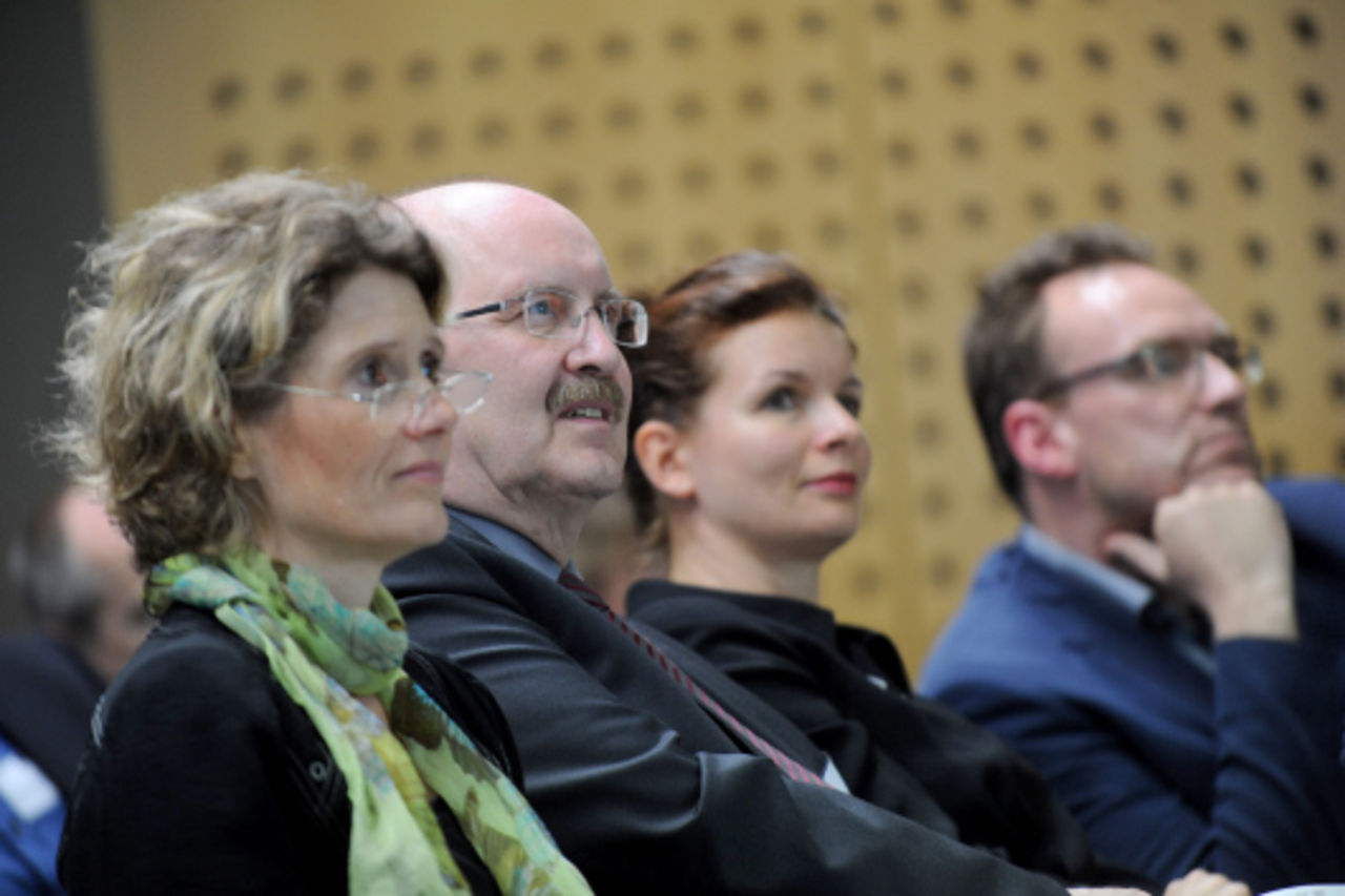 Foto: In erster Reihe, v.l.n.r. Eveline Lemke, Gerold Reker, Dr. Elena Wiezorek und Dr. Lars-Arvid Birschke.