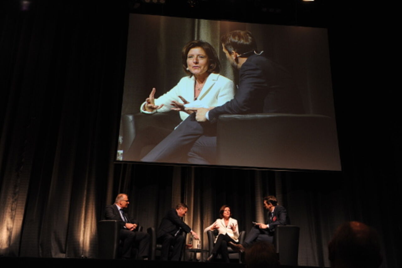 Foto: Die Talkrunde mit Malu Dreyer, Dr. Frank Heinricht, Vorstandvorsitzender Schott AG, Reimund Niederhöfer, Geschäftsführer Dornhöfer GmbH, wird moderiert von Marcus Niehaves, ZDF