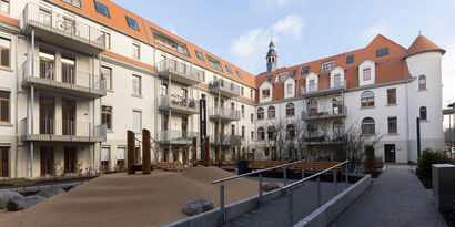 Mit Spielplatz und Aufenthaltsflächen ins Umdeld eingebunden.