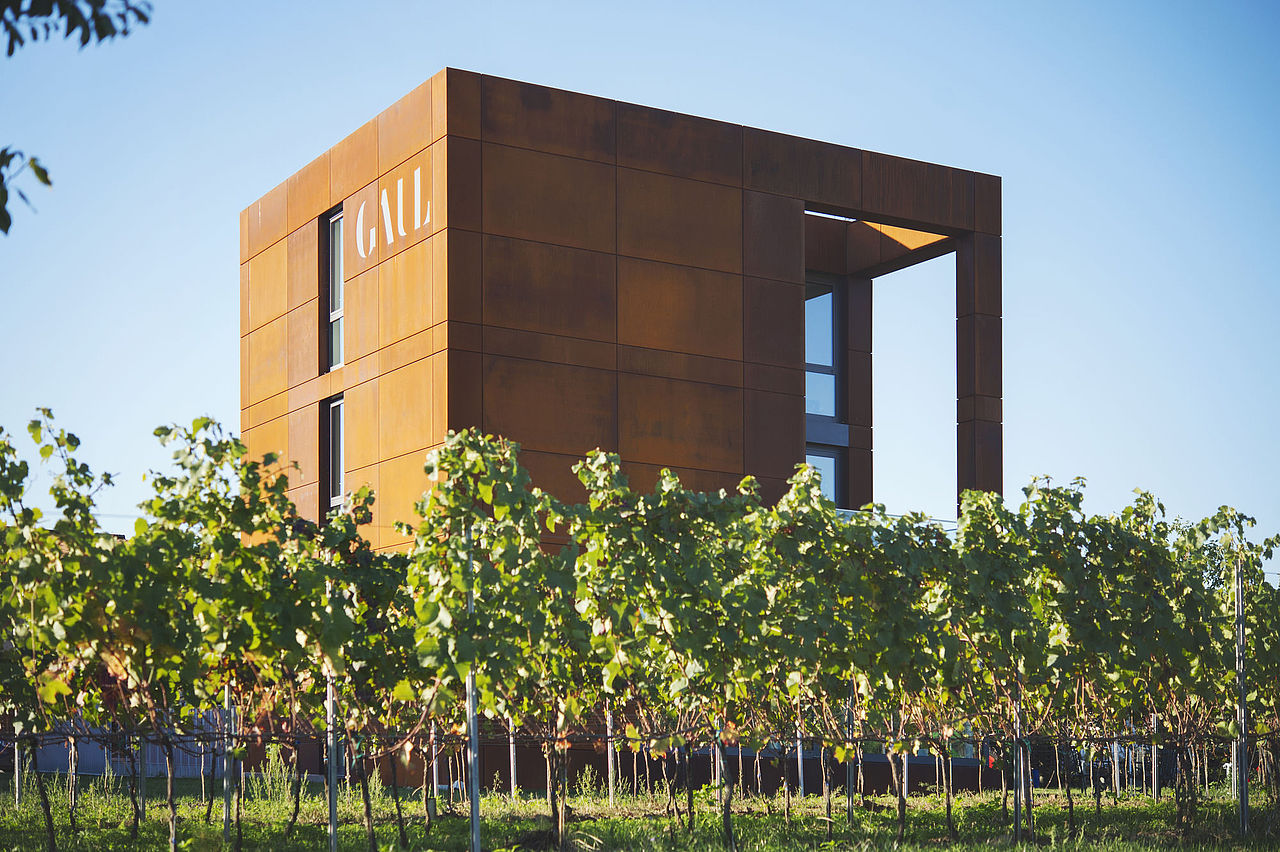 Nord-Ost-Ansicht der Weinprobierstube mit Betriebsleiterwohnung