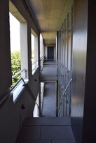 Laubengänge mit Cortenstahlelementen und Aufzüge mit Glastüren die freie Ein- und Ausblicke gewähren, erschließen das Gebäude.