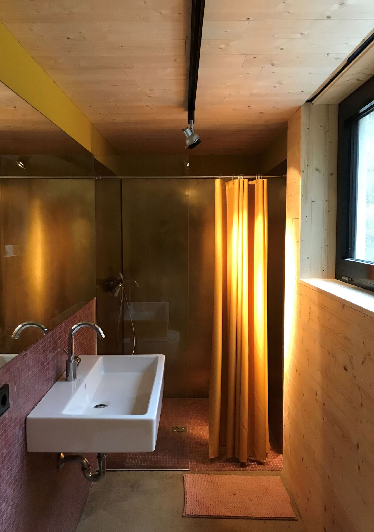 Badezimmer mit Messingblech