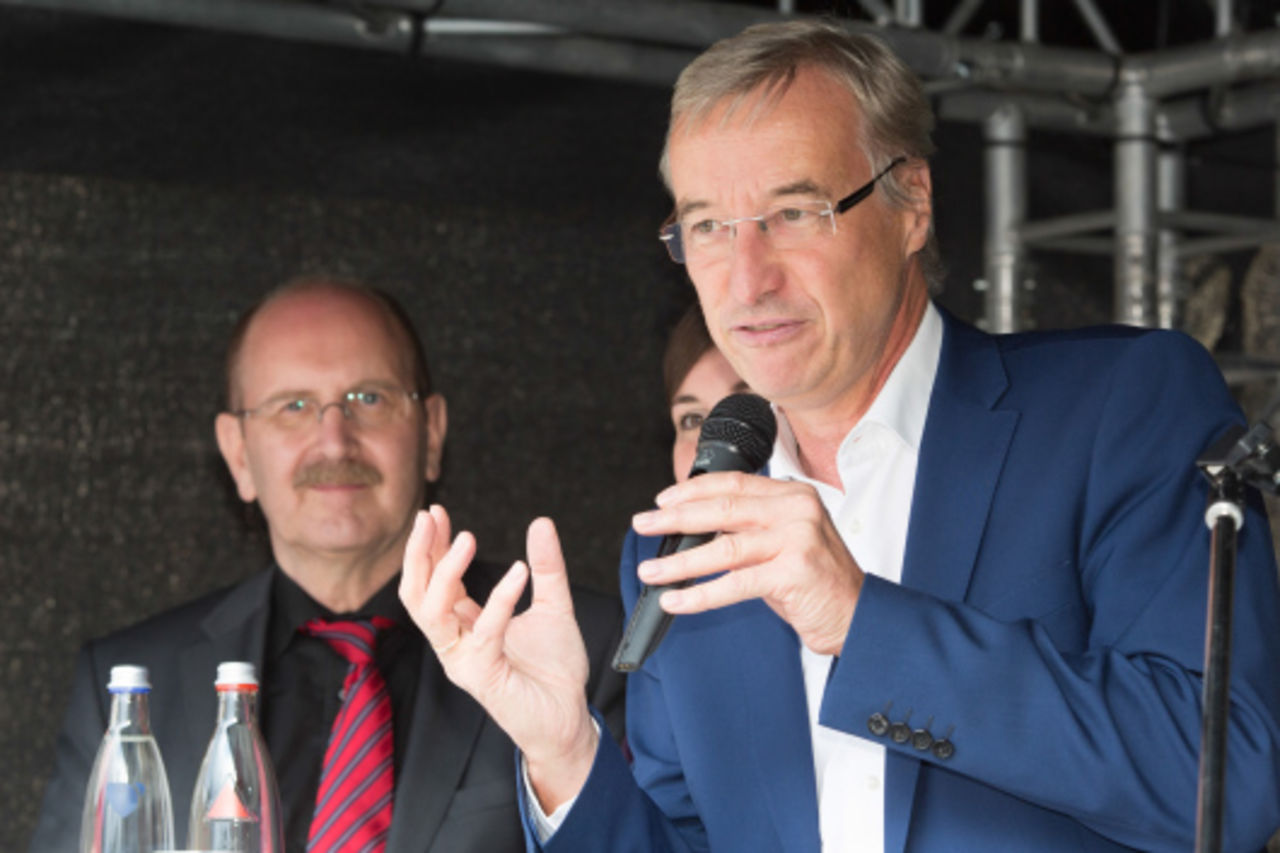 Foto: Staatssekretär Dr. Thomas Griese in der Diskussion mit den Präsidenten Haxel und Reker (im Hintergrund)