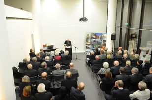 Jubilar Günther Franz hält eine Rede vor geladenen Gästen im Zentrum Baukultur