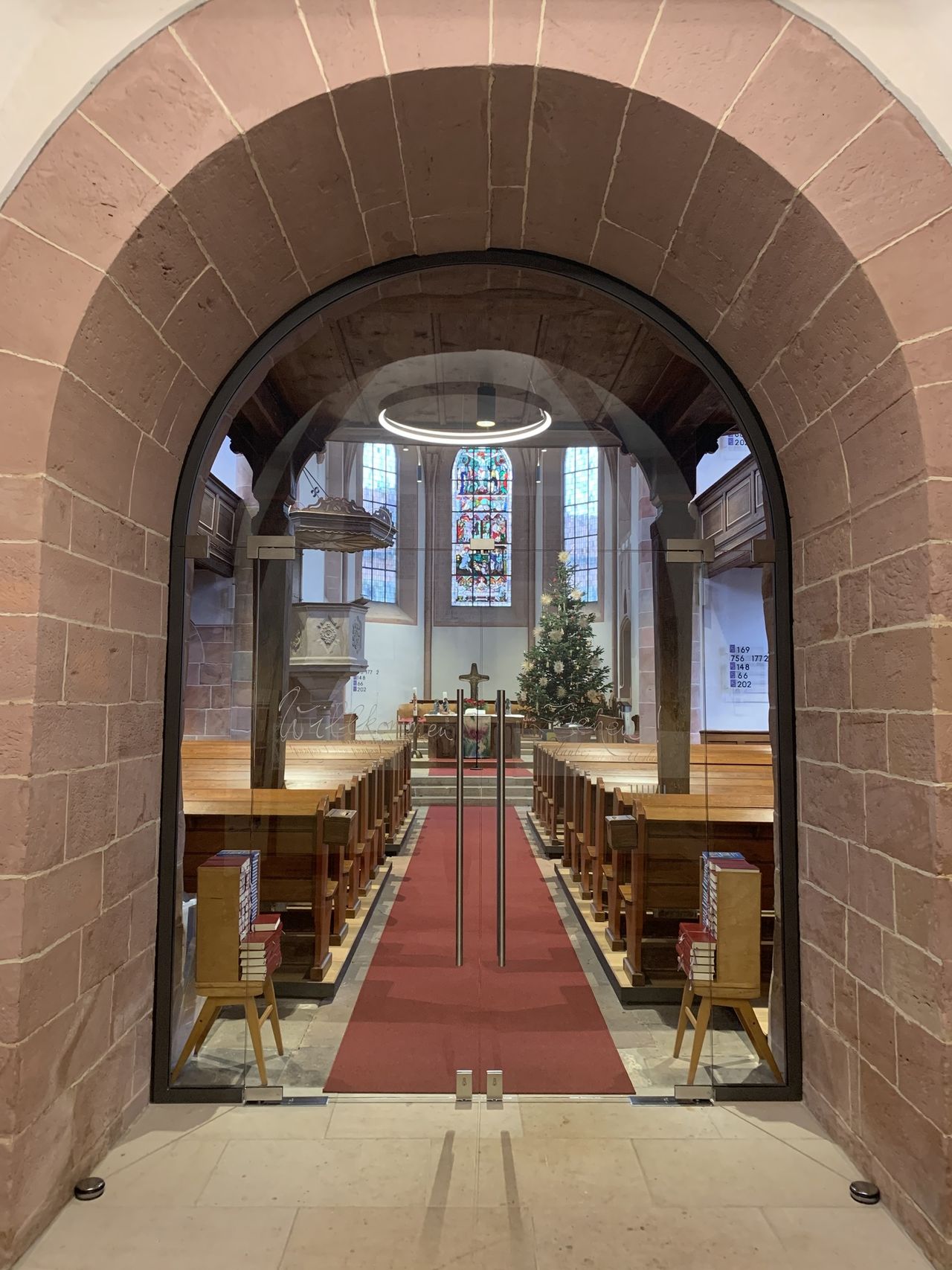 Blick durch das neue Glasportal in den Kirchenraum