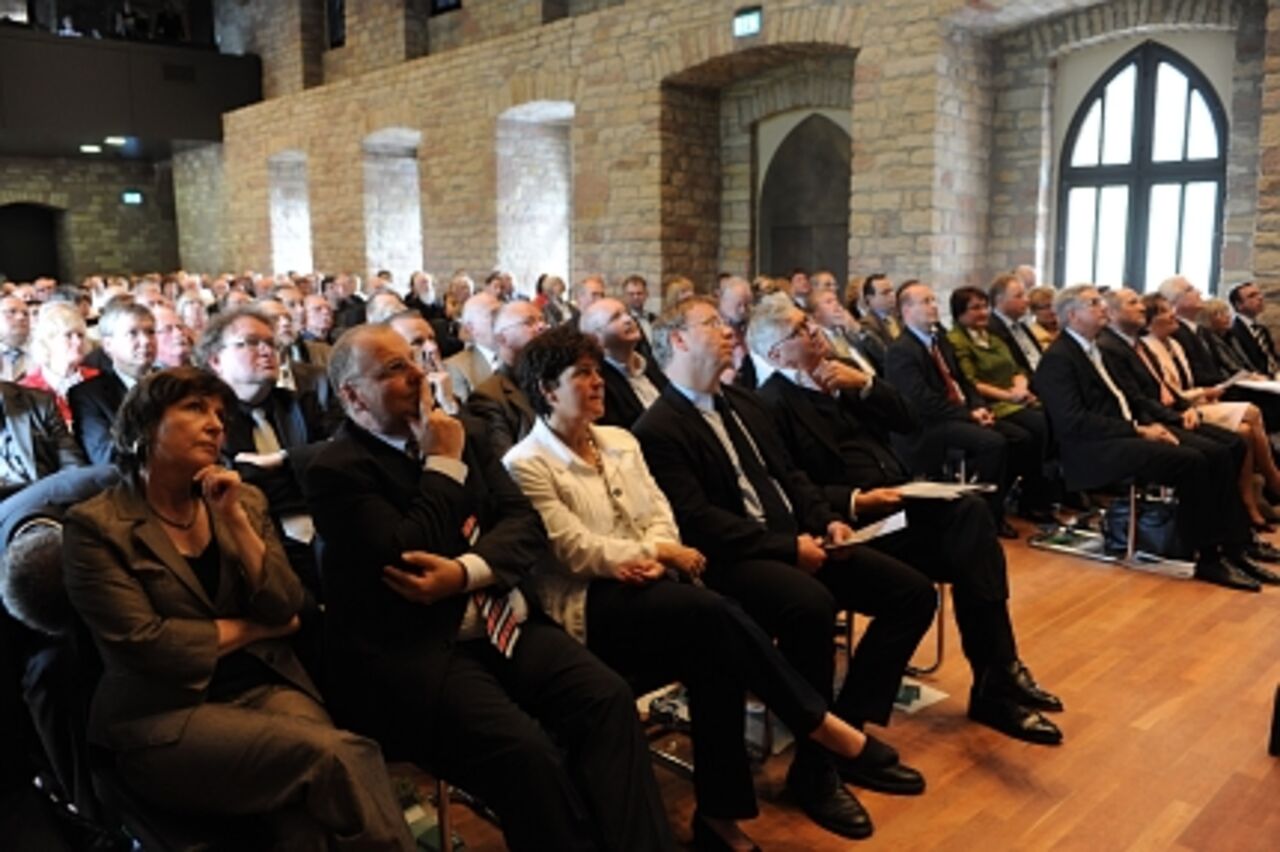 Foto: Blick in den Saal: Aufmerksame Zuhörer beim Auftritt Max Dudlers