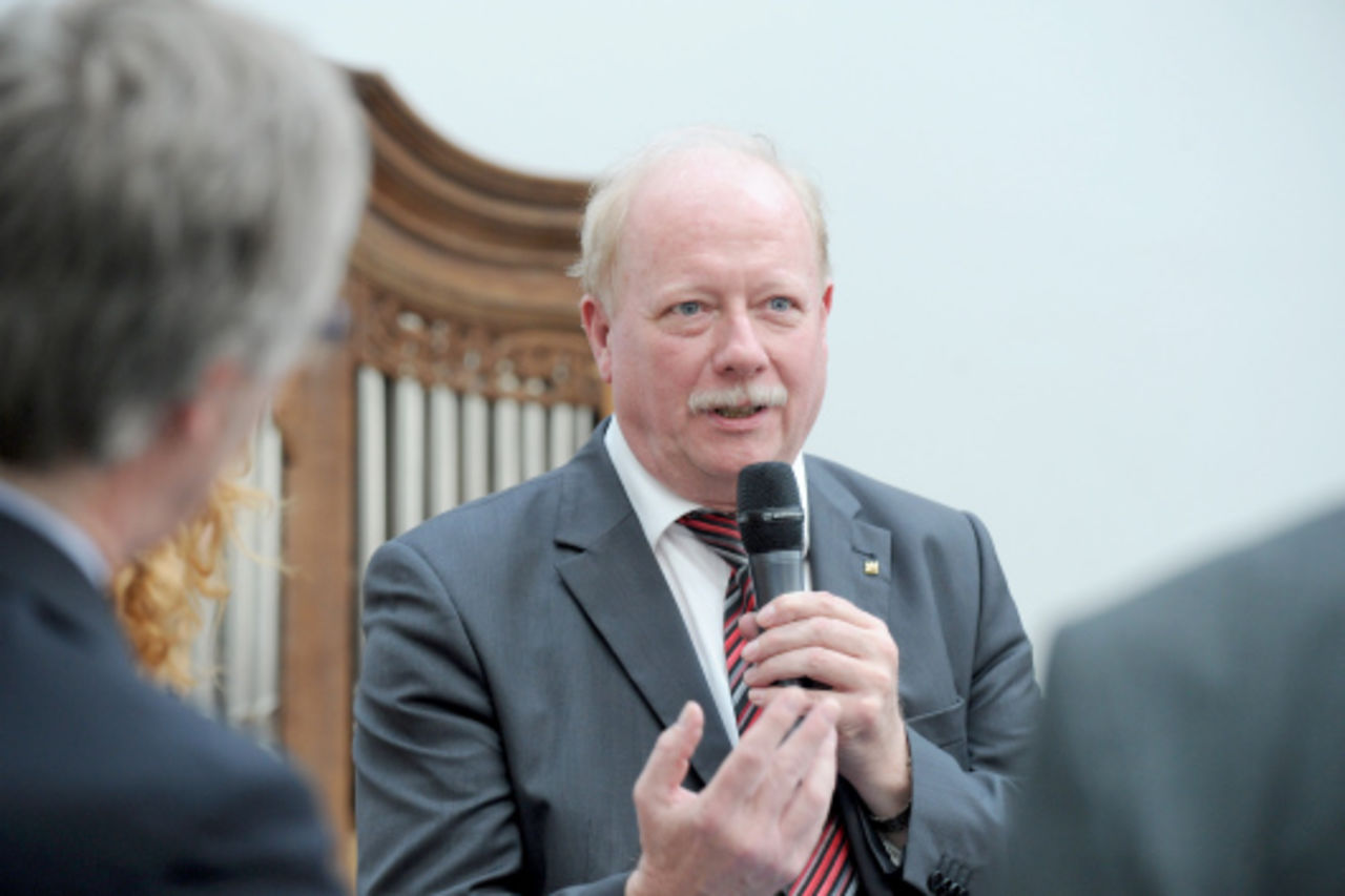 Vizepräsident des Deutschen Weinbauverbandes Rolf Haxel spricht in das Mikrofon