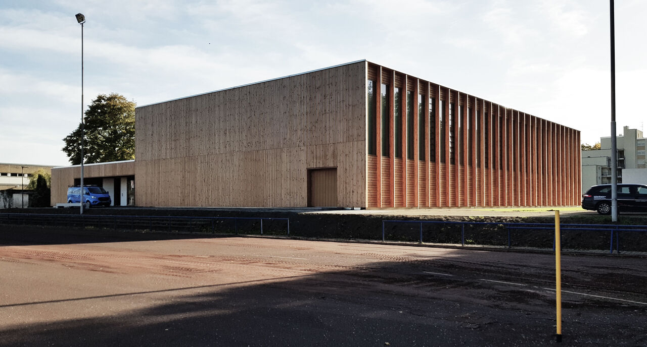Foto: Benjamin Toth, MGF Architekten GmbH, Stuttgart - Deutschland Hallenfassade - Hartplatzseite