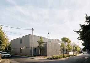 Foto: Lennart Wiedemuth, lennart wiedemuth architekturfotografie, Mainz Ansicht von Nordosten, Strassenseite
