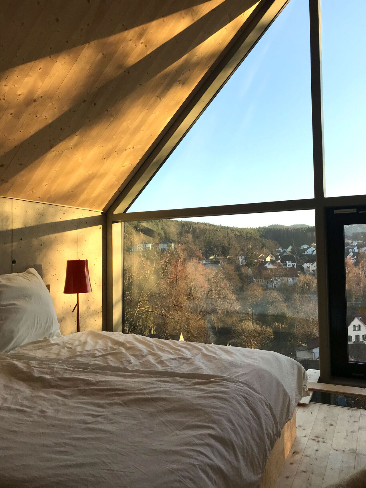 Schlafzimmer mit Blick ins Tal