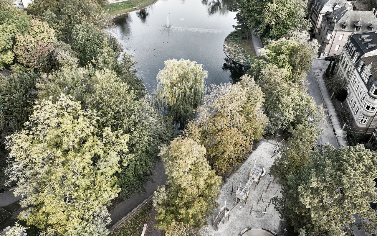 Calisthenicsanlage und Kinderspiel im Ostpark