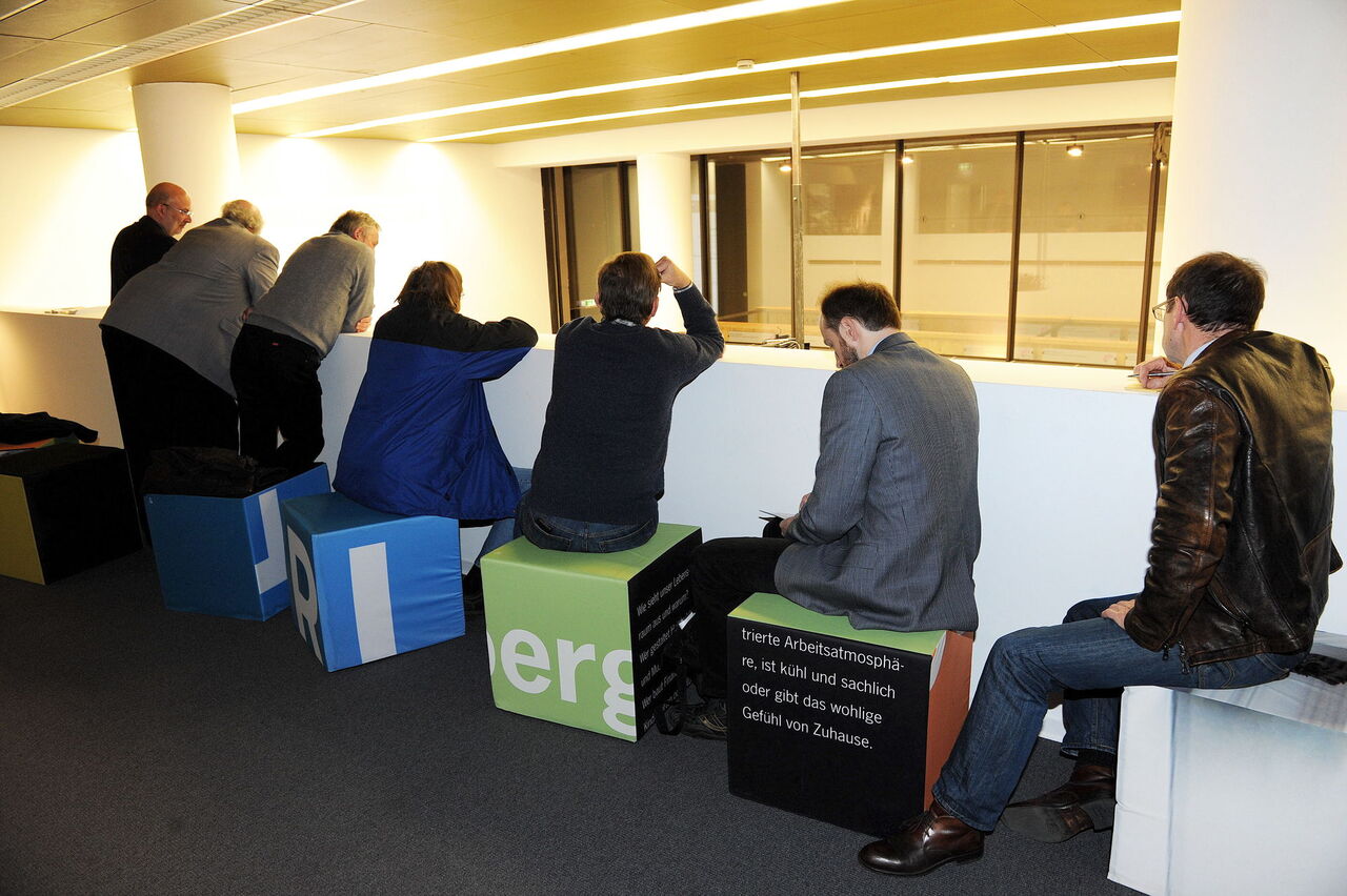 Gruppe von Zuhörer sitzen im Obergeschoss der Veranstaltung