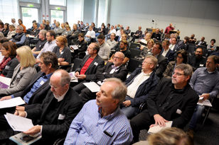 Foto: Publikum hört aufmerksam den Vorträgen zu.