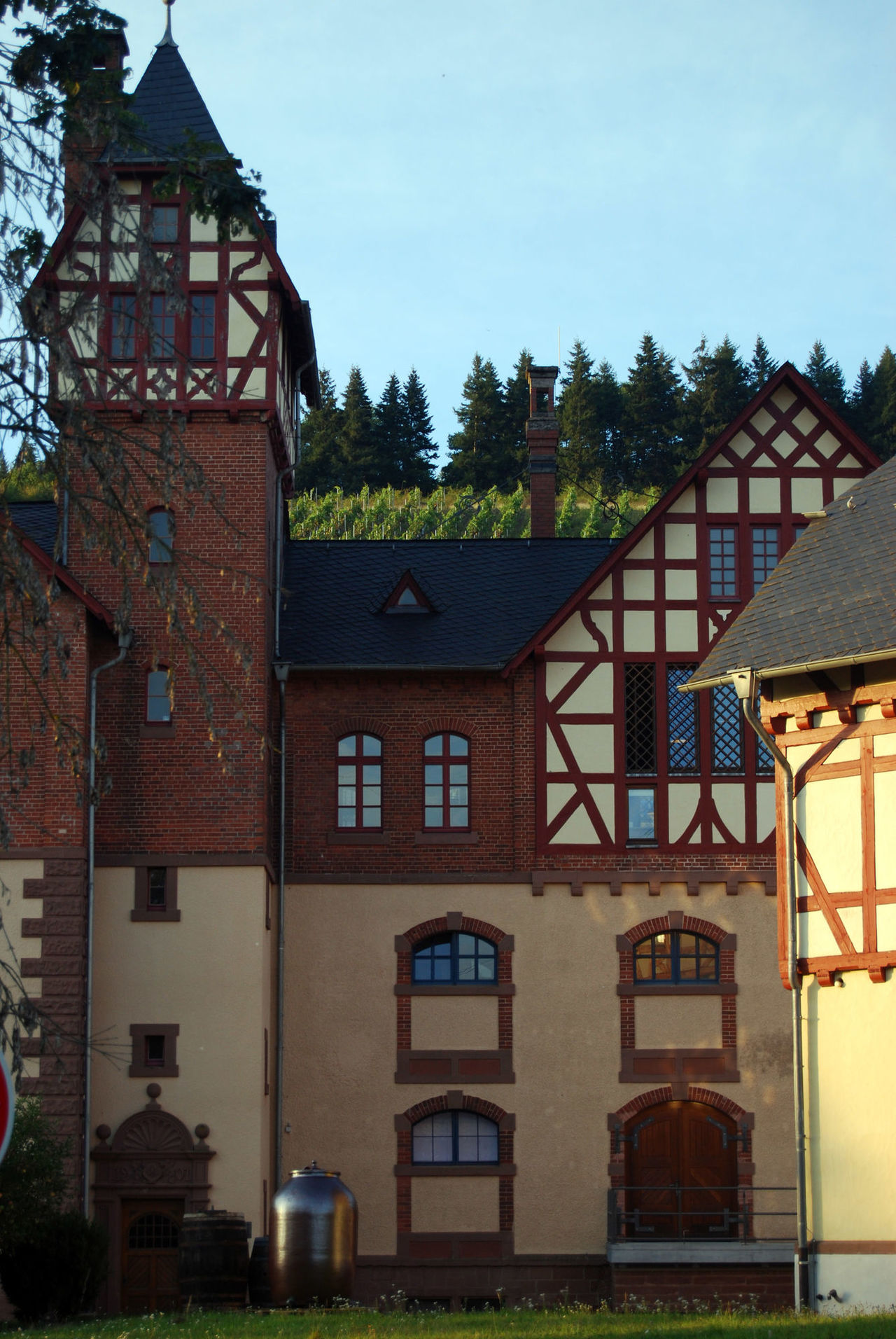 Blick von vorne auf die Domäne Avelsbach mit ihrer Fassade aus Fachwerk und Mauerwerk.