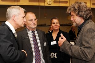 Foto: Messner und drei Personen beim Gespräch im Foyer der Festhalle.