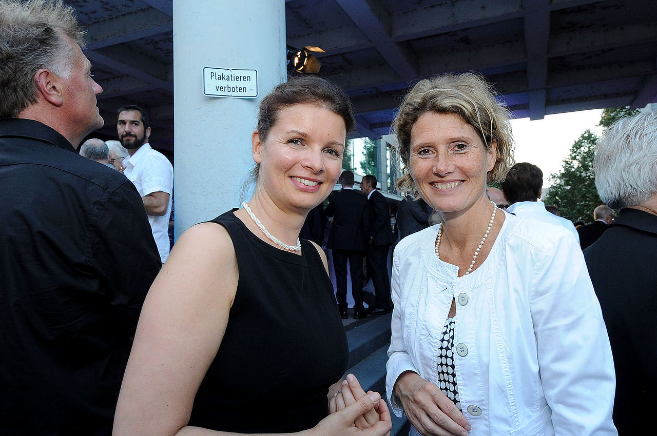 Hauptgeschäftsführerin Dr. Elena Wiezorek und MDL Eveline Lemke.