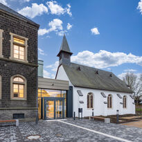 Haupteingang @viedel  mit Kultur Kirche