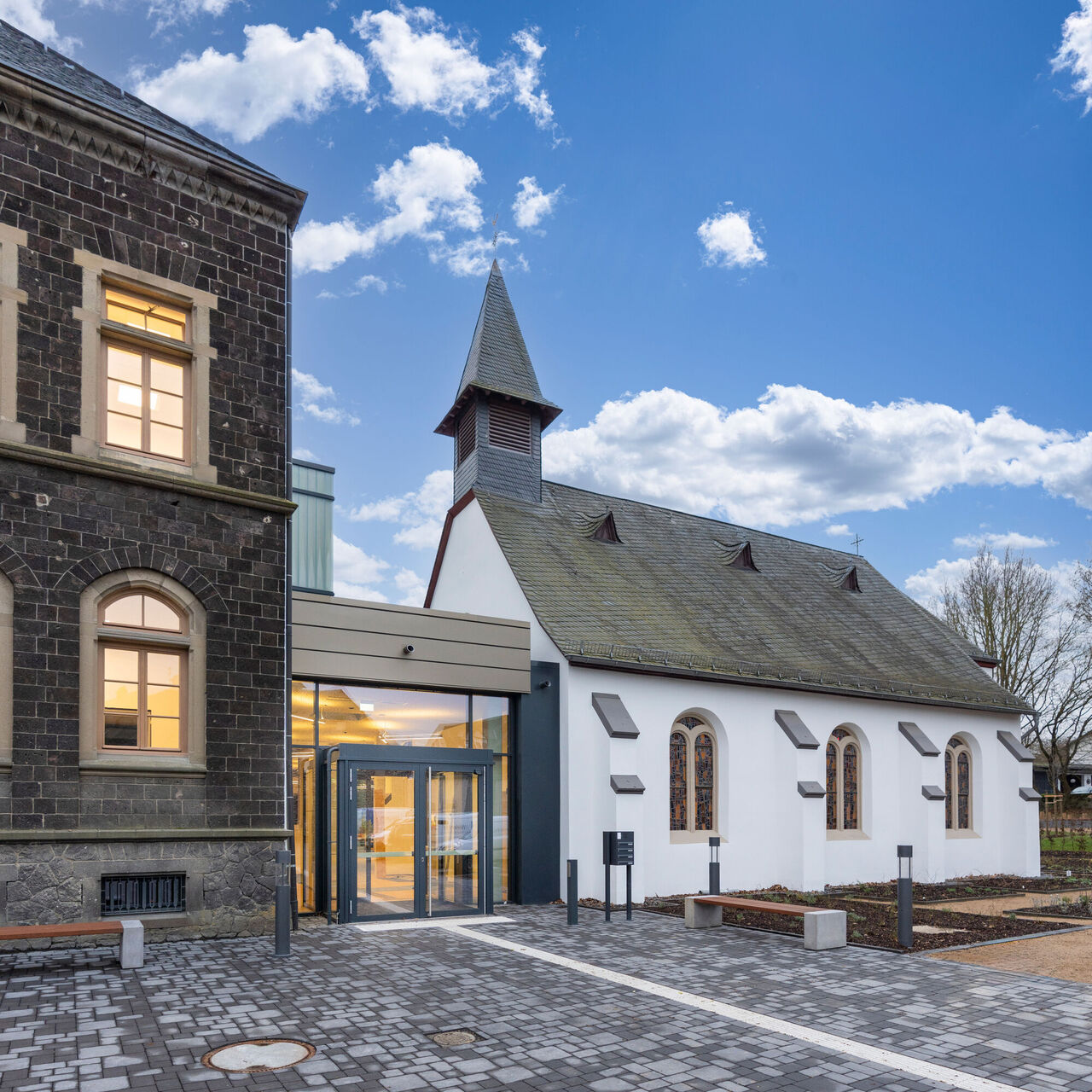 Haupteingang @viedel  mit Kultur Kirche