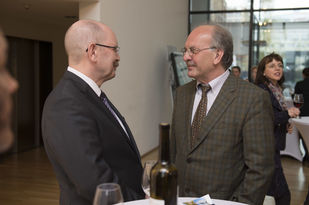 Gerold Reker, Prasident der Architektenkammer Rheinland-Pfalz (links) im Gespräch mit Dr. Rudolf Nickenig, Generalsekretär des Deutschen Weinbauverbands (rechts).