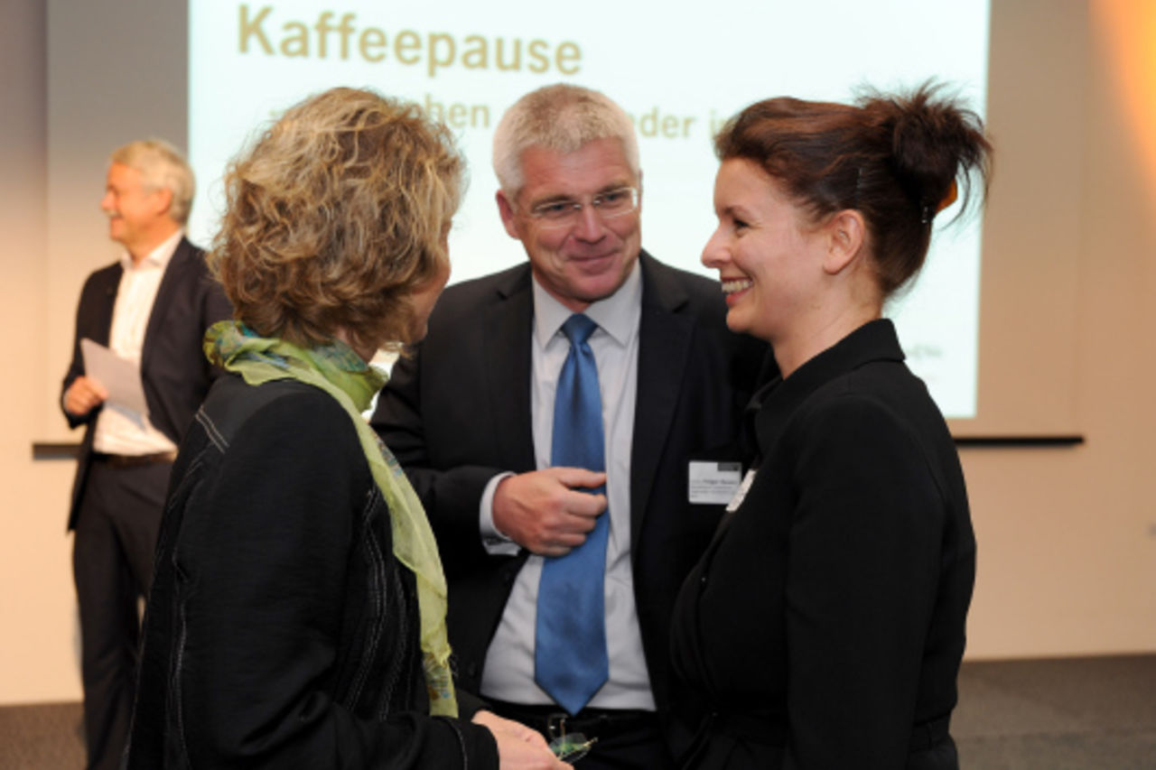 Foto: Eveline Lemke, Holger Basten und Dr. Elena Wiezorek im Gespräch.