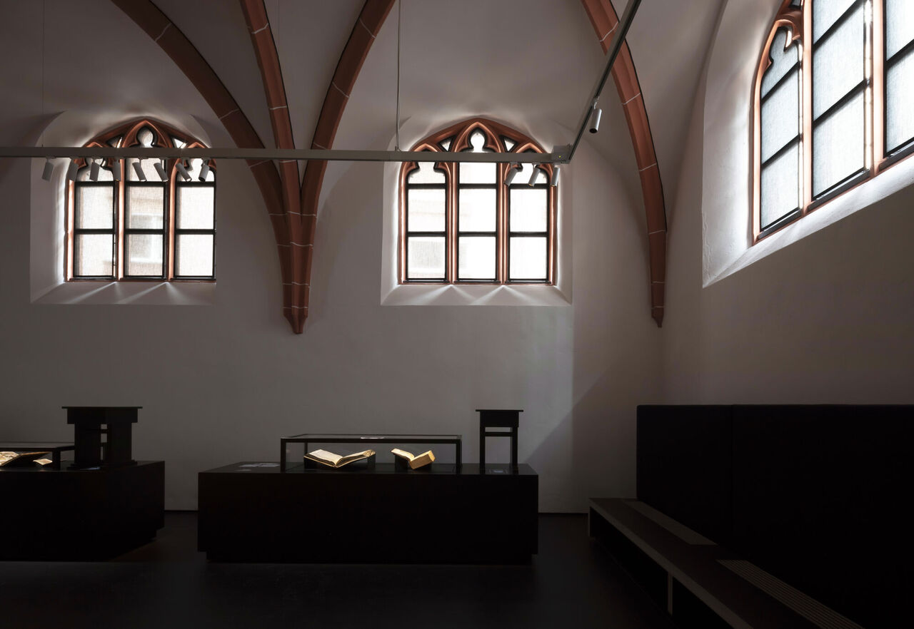 Oratorium Sicherheitsfenster und Vitrinen + Chorgestühl