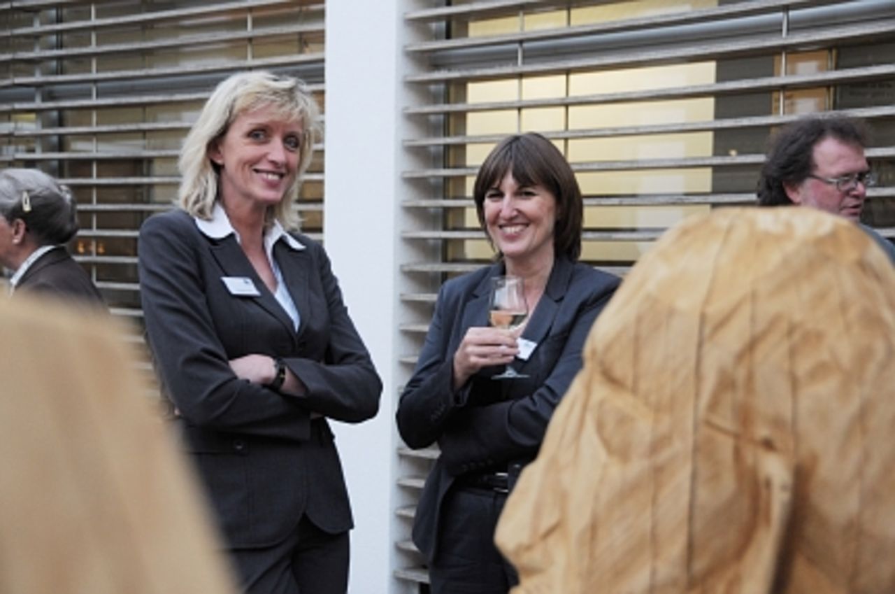 Foto: Zwei Mitarbeiterinnen des Ministeriums der Finanzen lächeln in die Kamera.