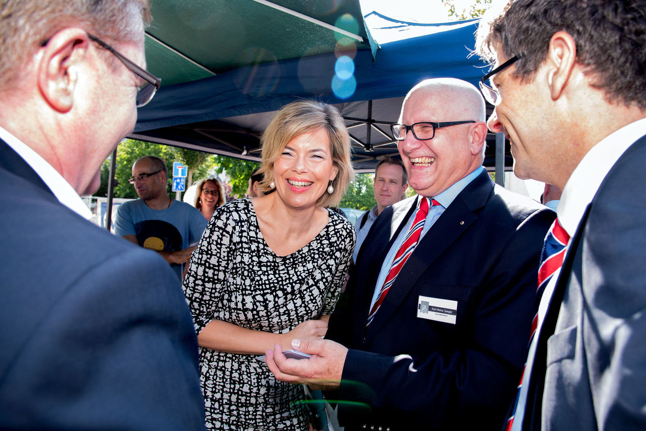 Foto: Julia Klöckner, Landes- und Fraktionsvorsitzende der CDU mit Karl-Heinz Seeger, Geschäftsführer der GEWOBAU in Bad Kreuznach